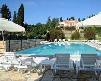 Three Seasons - Kavos - Pool