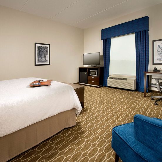 Bedroom view of Hampton Inn and Suites Washington DC North/Gaithersburg