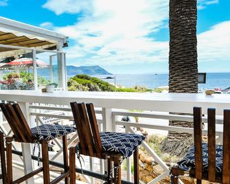 Boulders Beach Hotel, Cafe and Curio - Simon's Town - Parveke