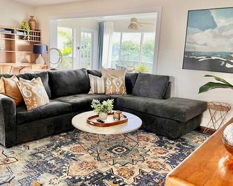 Lakewood Luxury 3/2 Home with Sunroom plus Fenced Yard and Covered Patio - Maitland - Living room