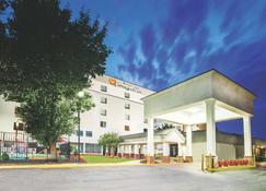 La Quinta Inn & Suites DC Metro Capitol Beltway - Capitol Heights - Building