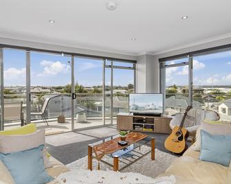Sunrise, Seaviews And Bbqs-Papamoa Beach Apartment - Papamoa - Sufragerie