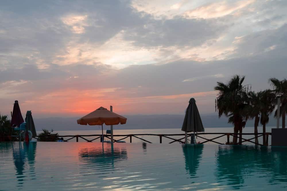 O Beach Hotel & Resort thumbnail 3