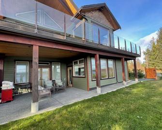 Ridge View Suite Seascape Panorama with Covered Deck - Campbell River - Building