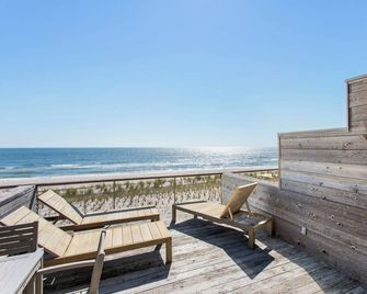 Beach front 2-bedroom - Fire Island Pines - 30 day min. stay - Sayville - Balcón