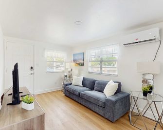 Centrally located comfortable duplex unit with AC kitchen with enclosed yard - Tampa