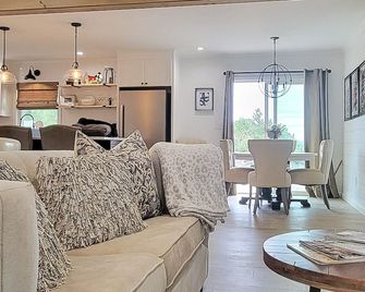 Private Retreat - Close to Lake Lanier and Road Atlanta - Flowery Branch - Living room