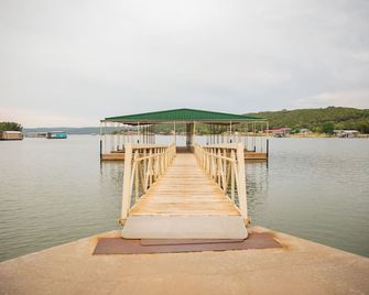 Covered porches and water views - Caddo