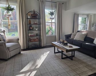 Great Group Gathering Spacious 5-bd/2.5 B house 2 Kitchens, Hot Tub, Large Yard - Mentor - Obývací pokoj