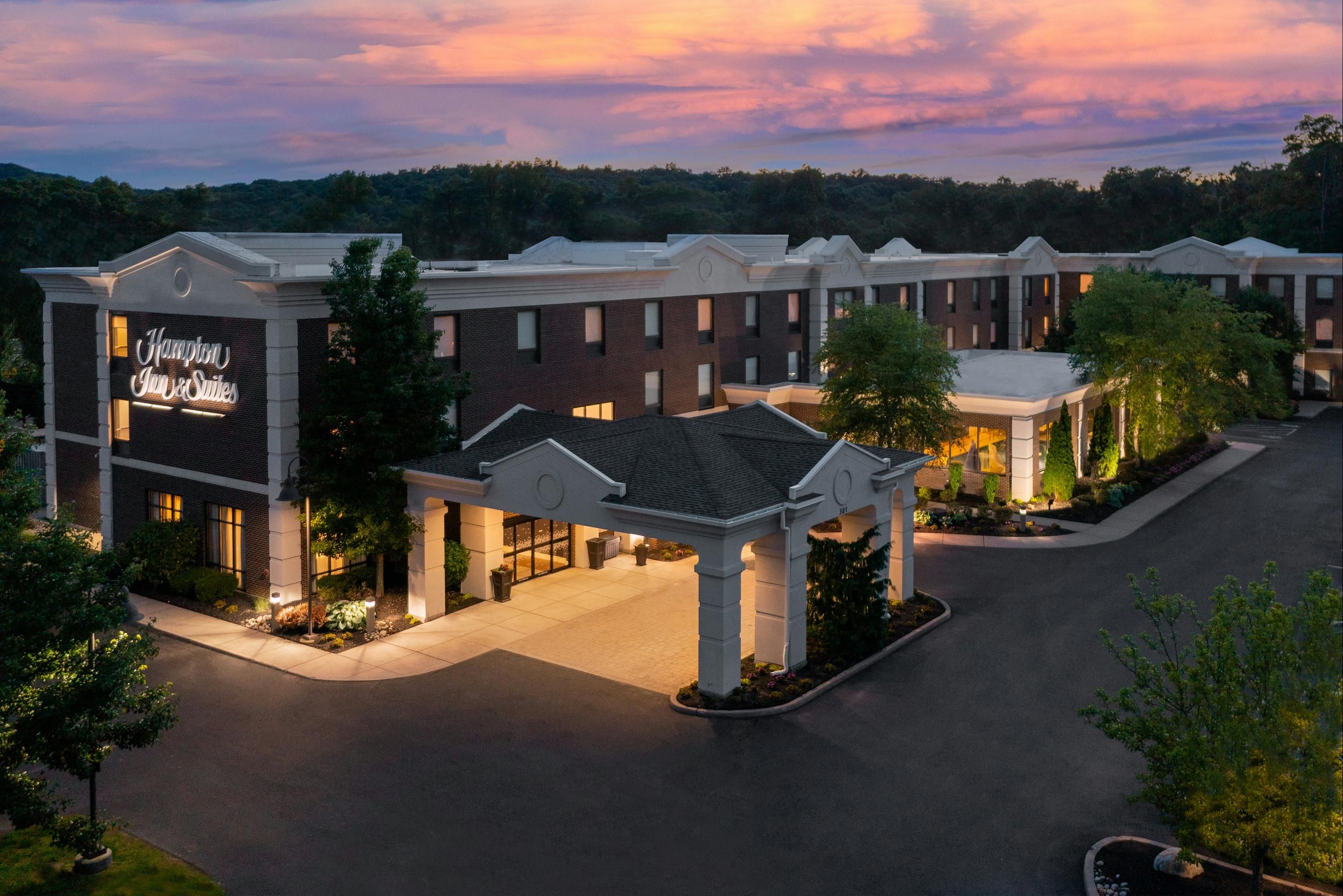 Hampton Inn and Suites Hartford/Farmington - Farmington - Building