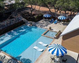 Lucky Arrow Retreat: Breezeway Cabin - Dripping Springs - Pool