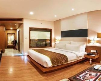 Narayani Heights Hotel & Resort - Gandhinagar - Slaapkamer