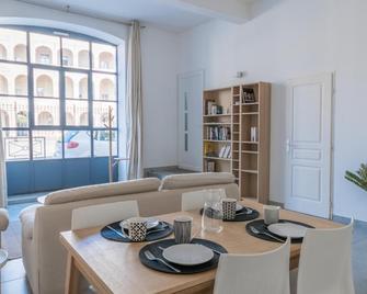 T3 Appartement Hypercentre Proche Commerce- Parking - 2 Chambres Wifi Gratuit - Avignon - Dining room