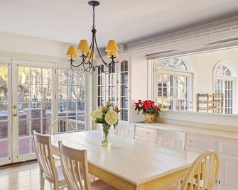 Beautiful 5-Star Estate w/ pool, gym, trails, home theater for Labor Day Escape! - Old Chatham - Dining room