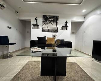 Spacious 4-bedroom apartment in Ikoyi Lagos with AC, WiFi and 24hrs electricity. - Lagos - Living room