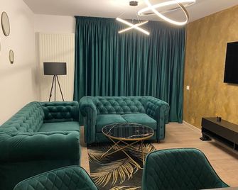 Charming 1-Bed Apartment in Brasov - בראסוב - סלון