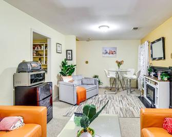 Cozy Centreville Apt Close to Historic Sites - Centreville - Living room