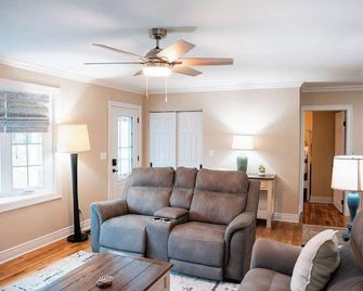Canalside Cottage 3br Lake Access Dock Fire Pit - Waterloo - Sala de estar
