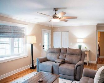 Canalside Cottage 3br Lake Access Dock Fire Pit - Waterloo - Sala de estar