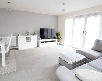 Walk To Airport - 3 Bedrooms x2 Driveway - EV Charging - Washer & Dryer - Liverpool - Living room