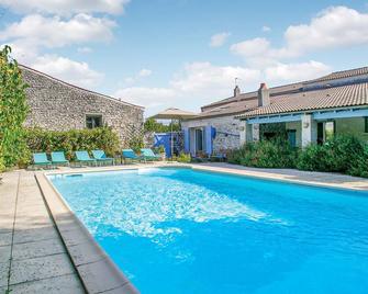 Awesome home in Romegoux - Romegoux - Piscina