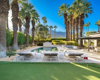 Private, Mid-Century Home in Movie Colony with Saltwater Pool & Putting Green! - Palm Springs - Piscina