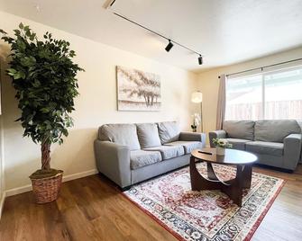 434-Campbell Cozy & Bright 2B/1b /AC/close to Downtown - Campbell - Living room