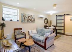 Fayetteville Guest House Walk to Nature Preserve! - Fayetteville - Living room