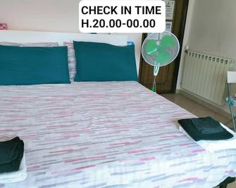 La Perla B & B - Ciampino - Schlafzimmer