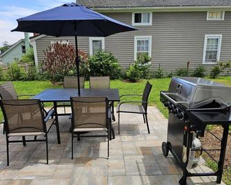Cozy Coastal Cottage - New London - Patio