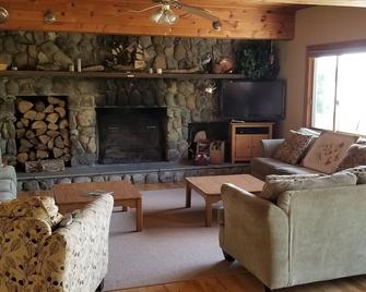 6 Bedroom 9+ Acres Spacious Waterfront Lodge ,1500' Lake Frontage/Boat Launch \n - North Hero - Sala de estar