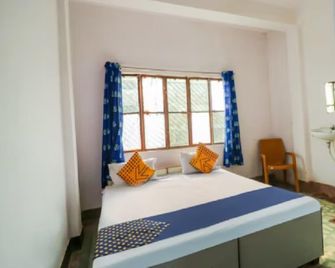 Hotel Radiant (Azamgarh,Up) - Azamgarh - Bedroom