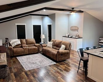 The Loft is a charming barndominium-style guesthouse near Lake Chickamauga. - Dayton - Living room