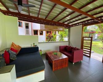 Somewhere Else Boutique Resort - Mambajao - Sala de estar