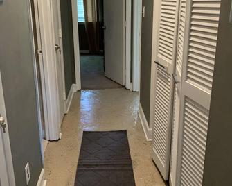 Condo in Central North Raleigh - Raleigh - Hallway