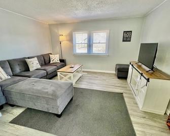The Grandview Lake House, Dog Friendly, Near Lake Madison, Outdoor Patio - Madison - Living room