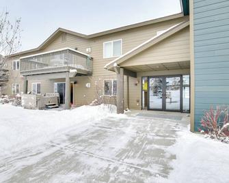 First-Floor Big Sky Condo with Hot Tub! - Big Sky - Edificio