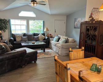 Hidden in the trees!Reasonable Rates-Sleeps 12-Includes kayak for 4.New listing! - New Castle - Sala de estar