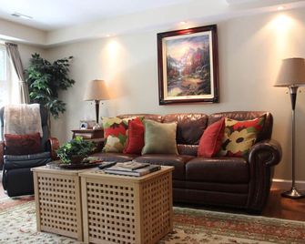 LARGE Guest Suite w/private entrance, deck, and firepit, Sleeps 4, 3 queen beds - Nashville - Sala de estar