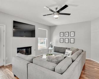 Luxury Escape Home with pool spa game room - Flower Mound - Living room
