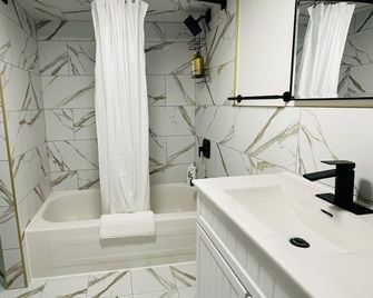 Cozy, modern apartment in downtown PTBO - Peterborough - Koupelna