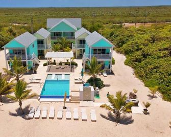 The Blue Iguana Oceanfront Studio Cottage in East End - East End
