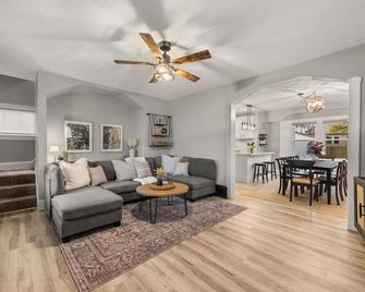 Newly Renovated and Designed Near Downtown - קליבלנד - סלון