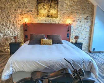 Chambre Industrielle Avec Jacuzzi Privatif Sous les Poutres - Darvault - Slaapkamer