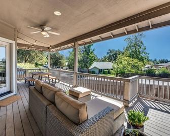 Quiet Murphys getaway steps away from 20+ wineries - Murphys - Balcony