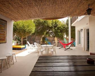 Ericeira Chill Hill Hostel & Private Rooms - Ericeira - Uteplats