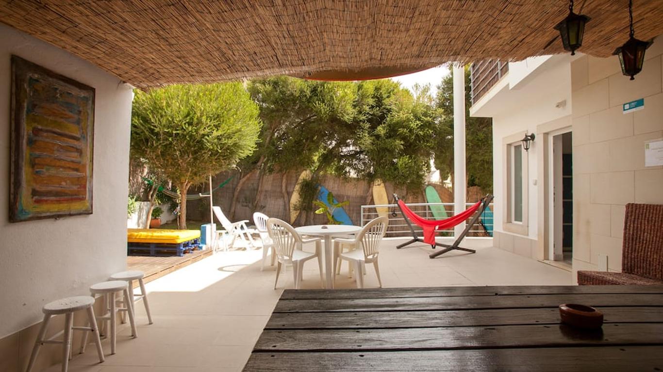 Ericeira Chill Hill Hostel & Private Rooms