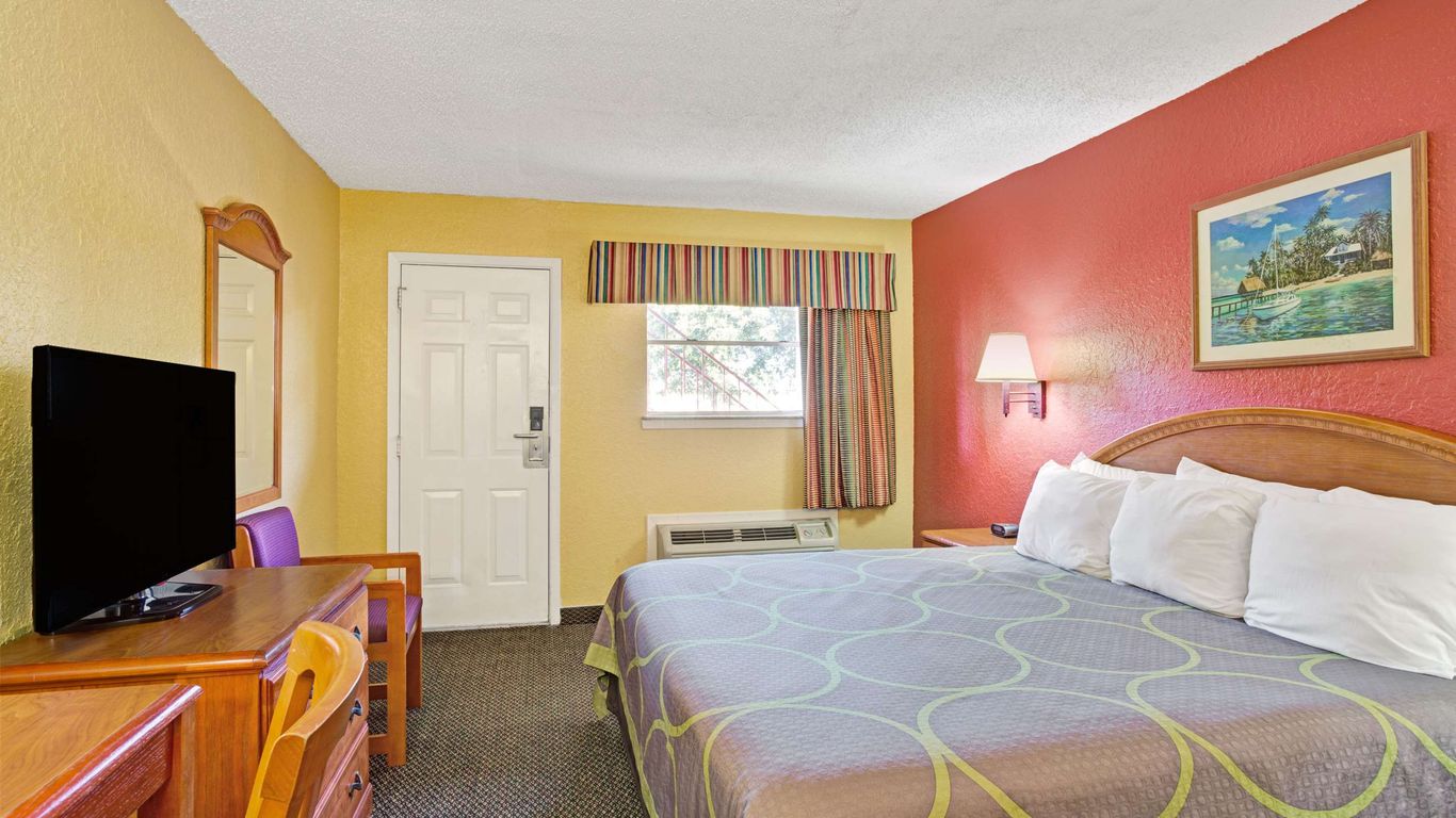 Super 8 by Wyndham La Marque TX/Texas City Area