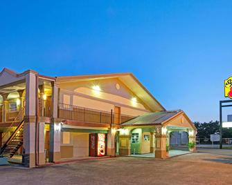 Super 8 by Wyndham La Marque TX/Texas City Area - La Marque - Building