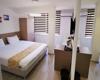 Stone Bridge Hotel - Peć - Bedroom
